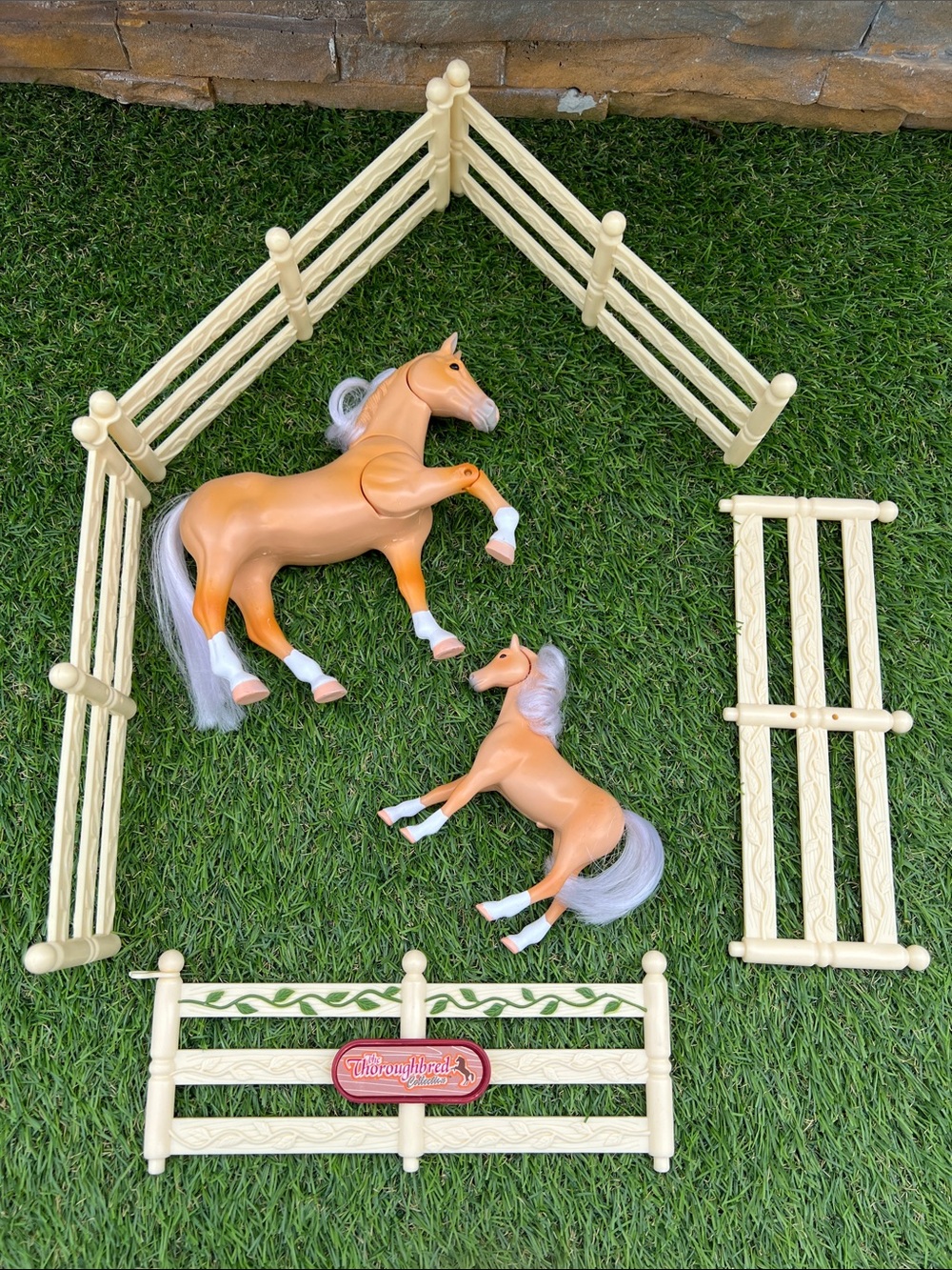 Thoroughbred toy horse playset with fence & 2 horses FUN 4 KIDS brand